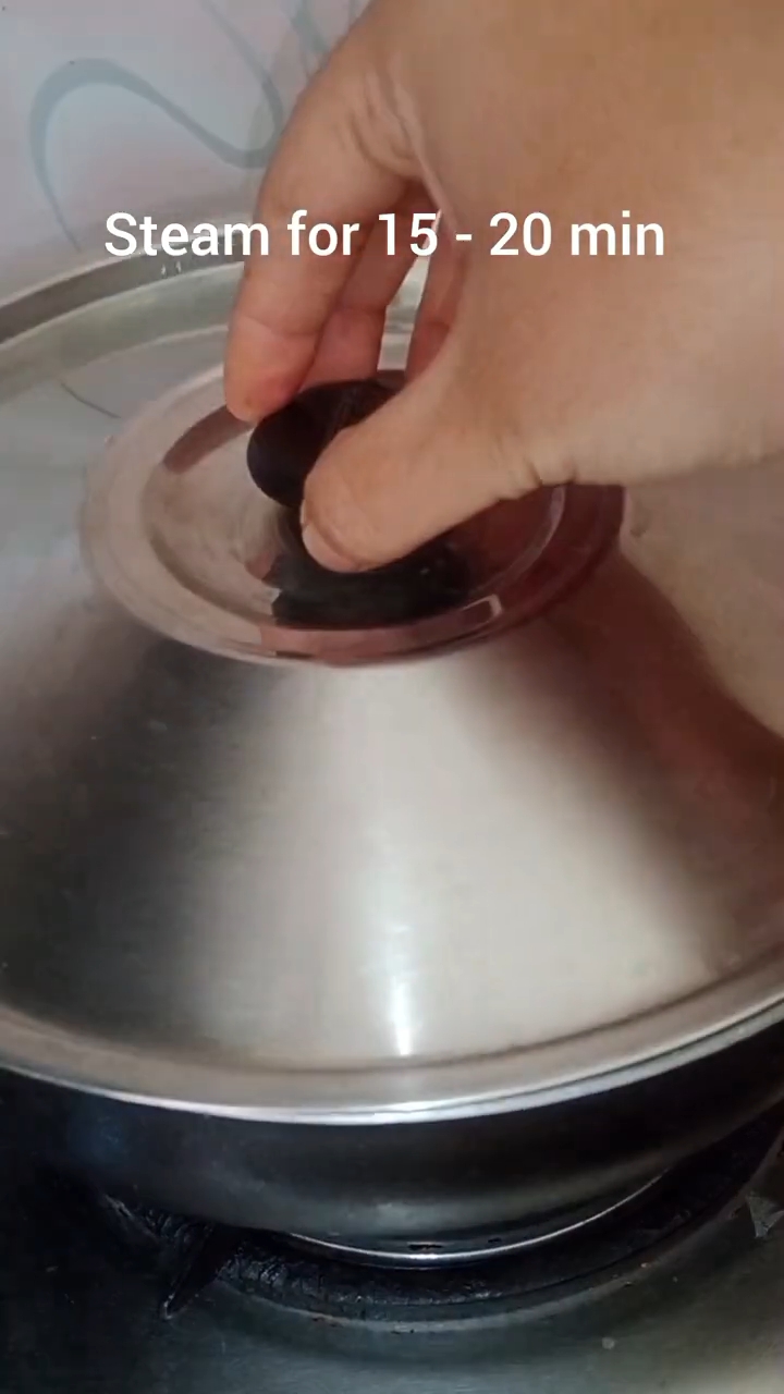 Step 3.2: Steam the folded leaves for 15-20 minutes