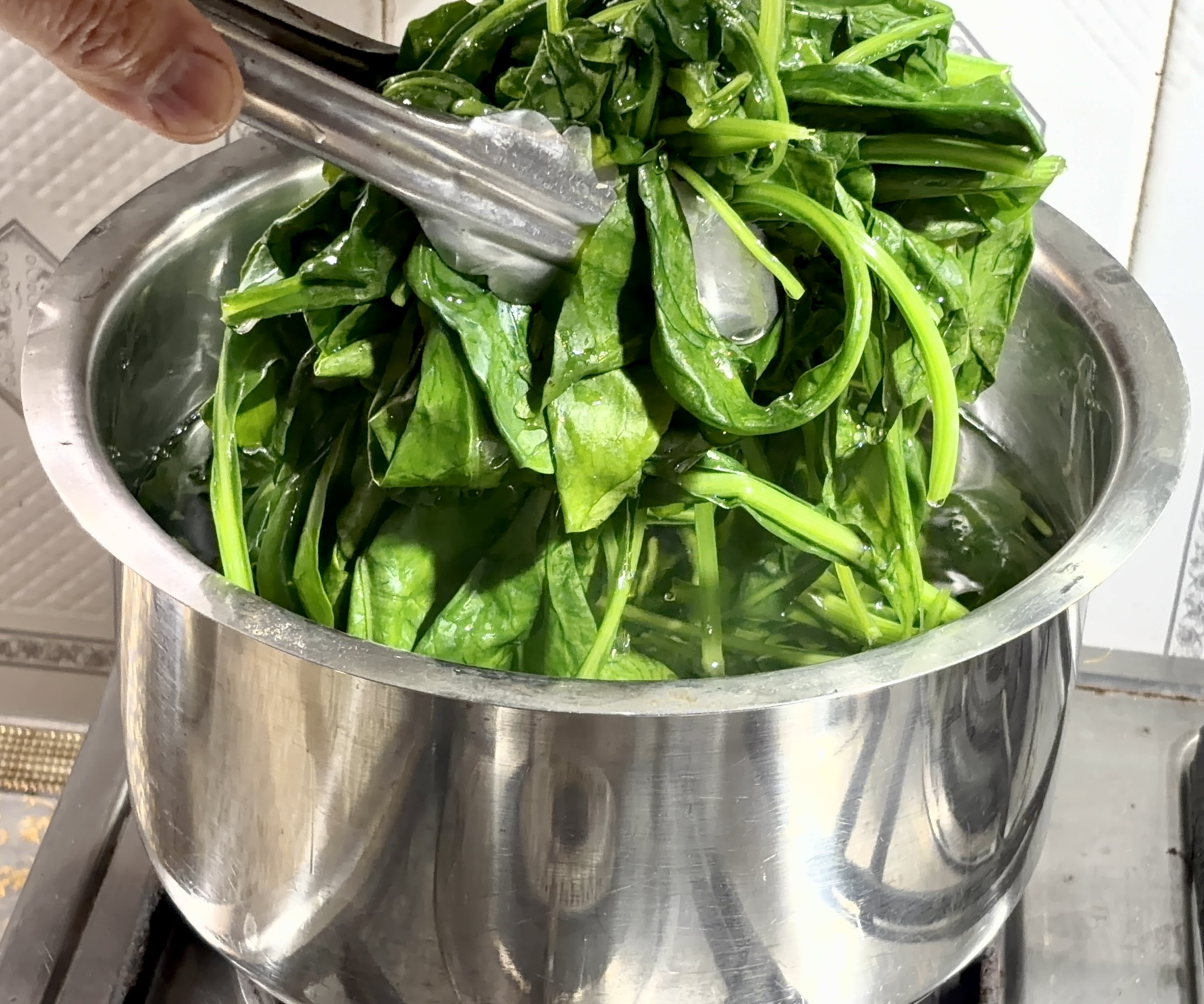 Step 2.1: Add the spinach leaves and blanch for only 30 seconds