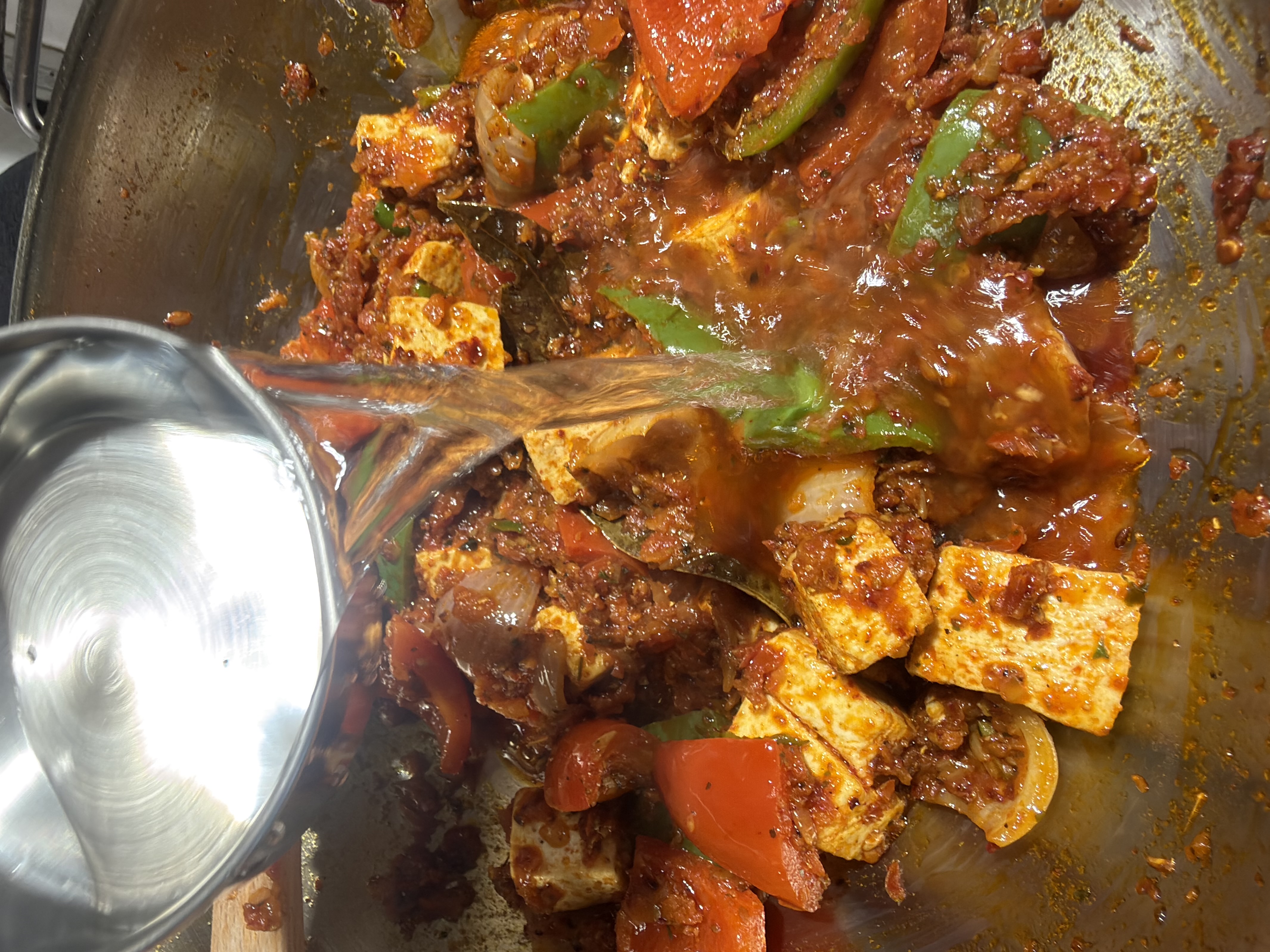 Step 4.1: Pour in the remaining hot water and add fresh cream, if using