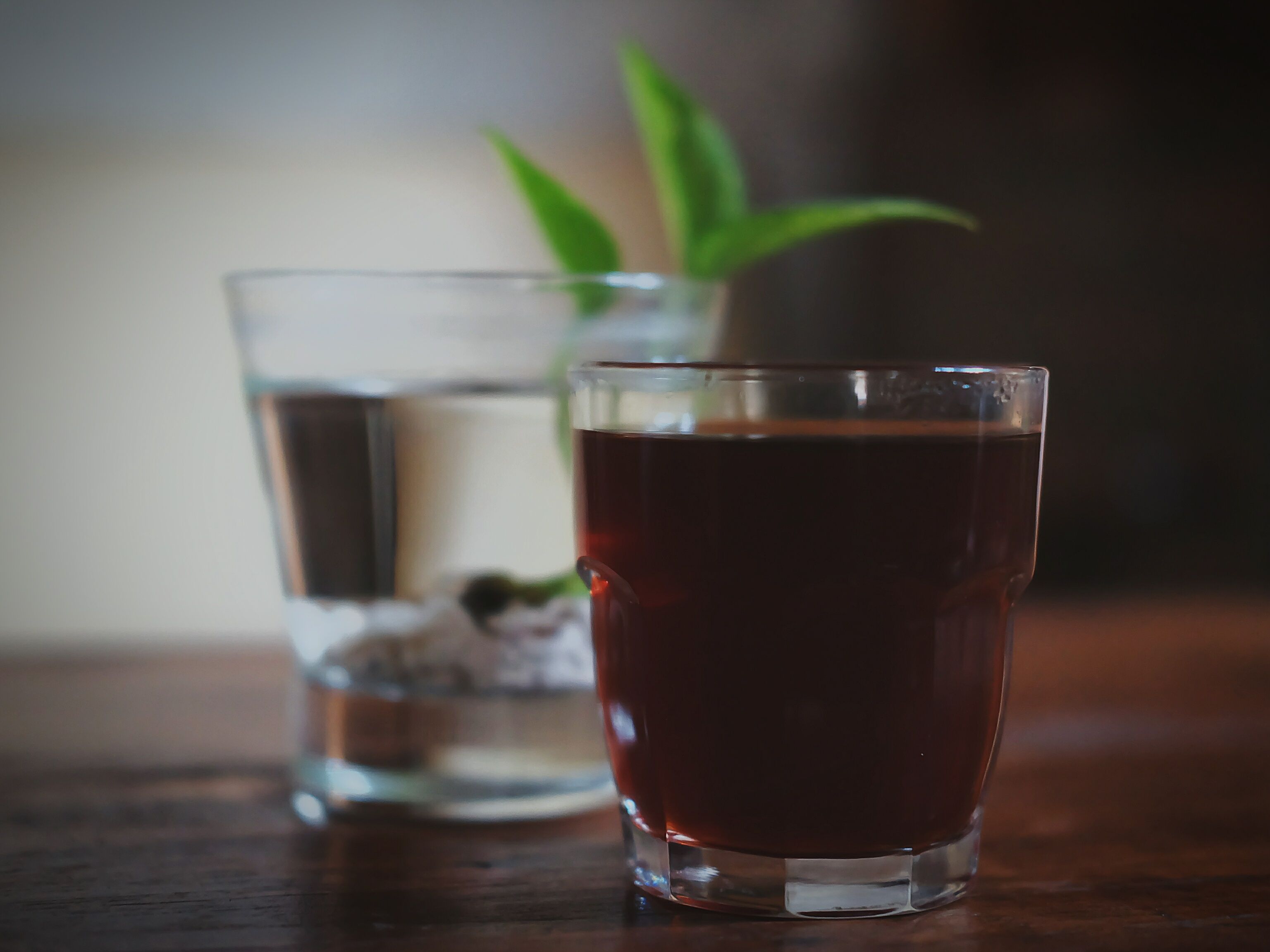 close-up-kadha-glass-table