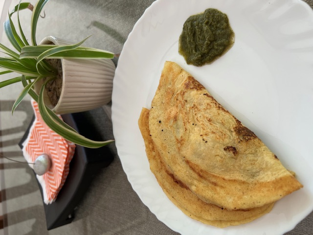 Step 5.1: Serve immediately with green chutney or yogurt