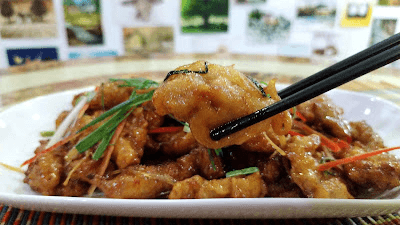 Step 1.1: Pour the fried meat slices in and stir-fry rapidly to coat them equally in sauce