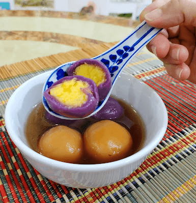 Step 2.1: Add the glutinous rice balls to the pot, stir to prevent sticking, and cook until they float