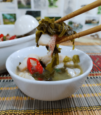 Step 4.1: Garnish with spring onions and sliced chilies