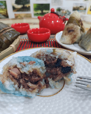 Step 3.1: Bring the pressure cooker with enough water to boil over high heat, put in the rice dumplings, cover the pressure valve when steam begins to emerge, reduce to medium and low heat and cook for 30 minutes, then turn off the heat and simmer for 20 minutes