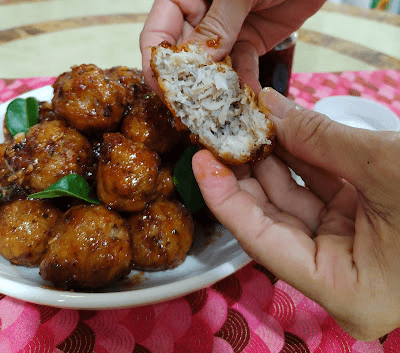 Step 3.1: Add the lime juice and kaffir lime leaves and the fried noodle meatballs to the sauce and toss them right away to make sure they are well coated