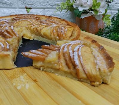 Step 2.1: Bake the tart for 25–30 minutes at 200°C or until the apples are soft but not mushy