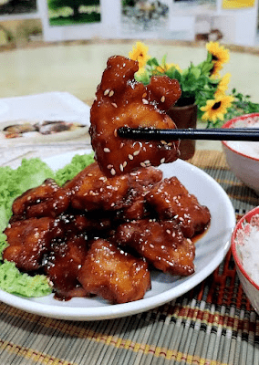 Step 3.1: Add the fried pork to the sauce and swirl well over high heat quickly to ensure that the pork is evenly coated