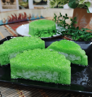 Step 4.1: Place the coconut jelly into the center of the pandan moss jelly, fill the pandan moss jelly to the brim