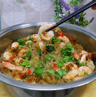 Step 4.1: Spread the shallot garlic paste over the prawns and pour in the prawn stock