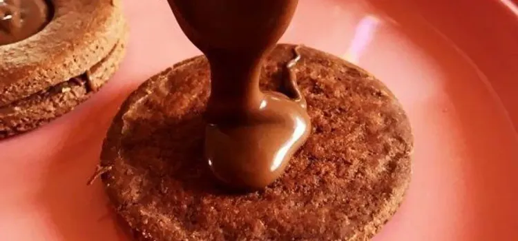 Step 5.1: Drop a teaspoon of the Chocolate Hazelnut Spread on the whole circles