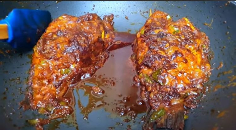 Step 3.1: Add the half-fried fish and cook until the gravy is completely reduced and oil separates