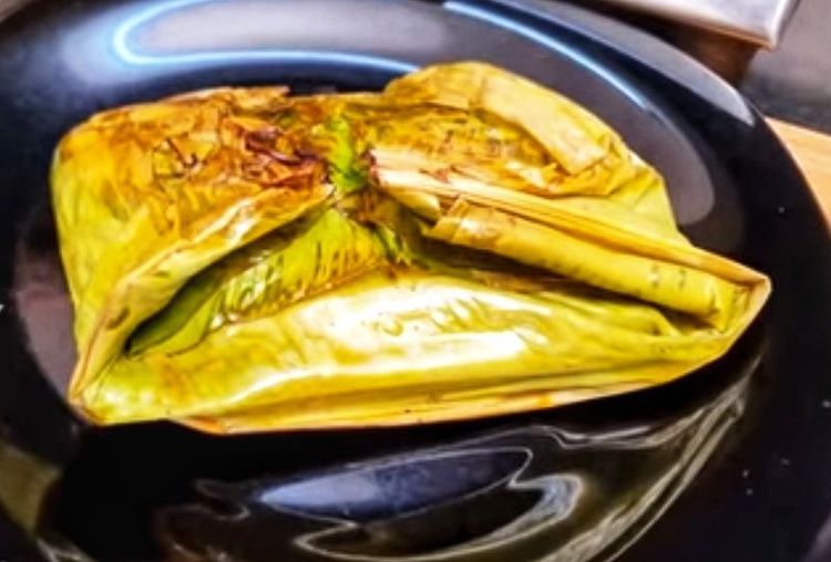 Step 4.1: Cook until the wrapped banana leaf becomes slightly brown