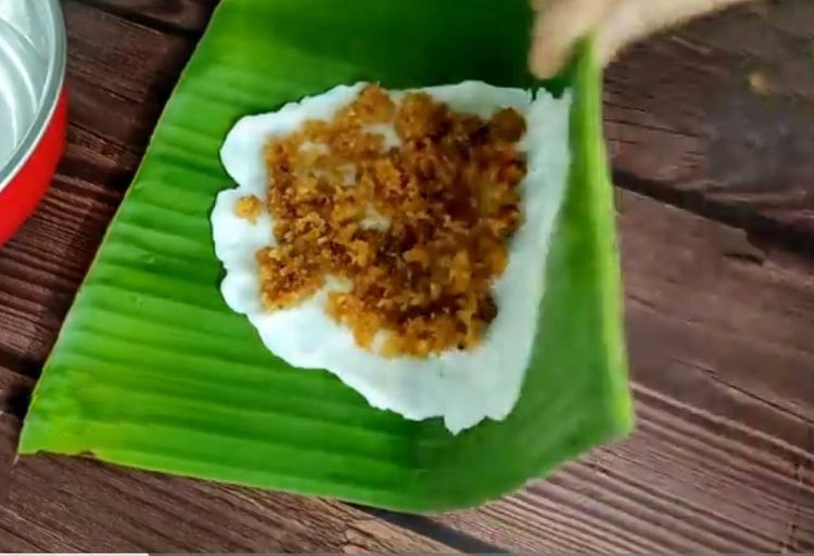 Step 3.1: Fold the leaf and slightly press the edges to prevent leakage of the filling