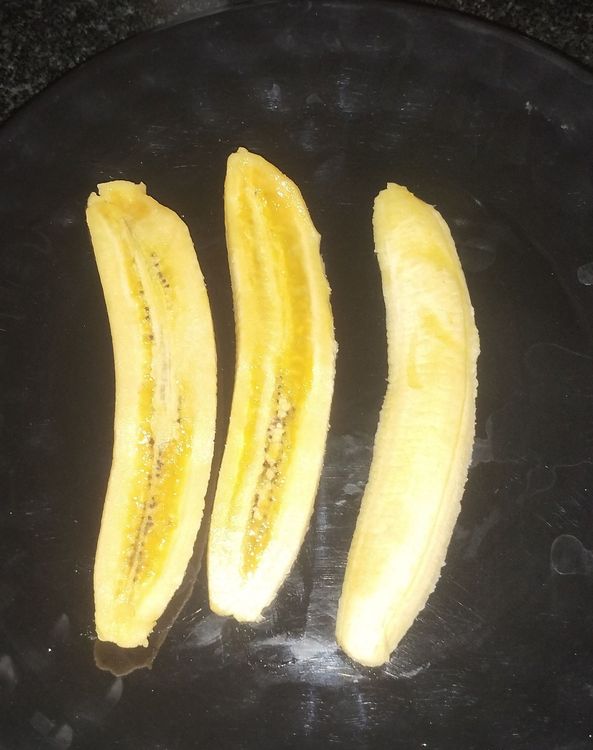 Step 1.1: Cut the banana into thin pieces
