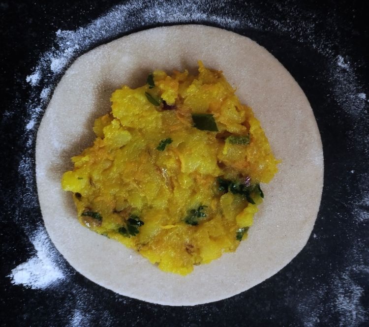 Step 3.1: On one disc, place the potato filling in the center, leaving some space from the edges