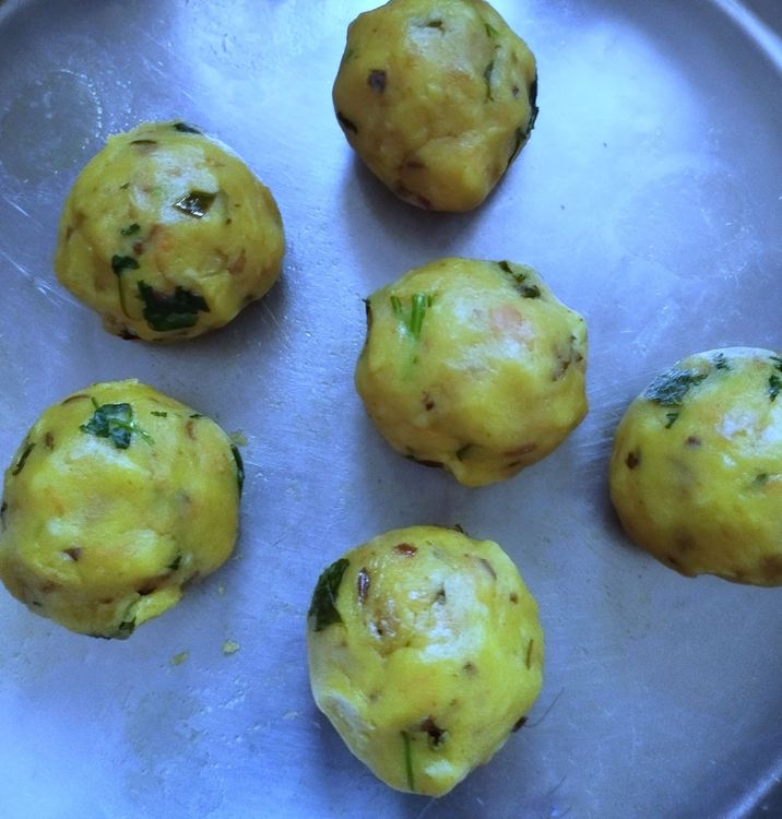 Step 3.1: Make medium sized balls out of the potato mix