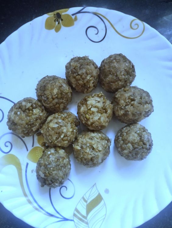 Step 4.1: Mix well and make lemon-sized balls