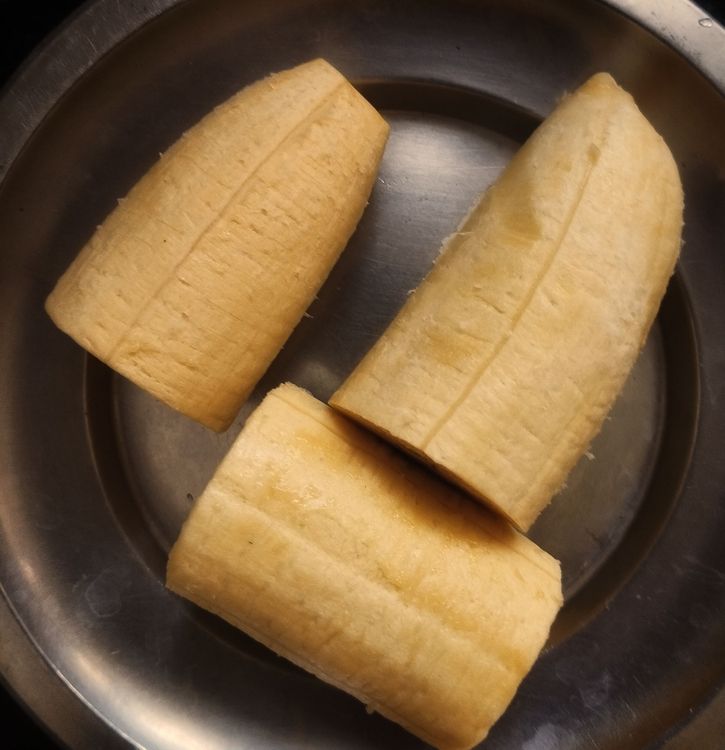 Step 1.1: Peel and cut bananas into medium thick drum-shaped pieces