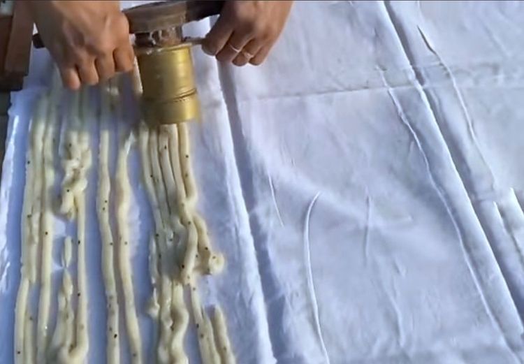 Step 1.1: Take a cotton cloth or foil paper, spread it and squeeze the murukku press over it