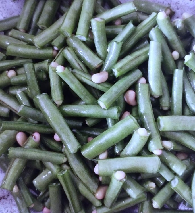 Step 1.1: Clean and cut or crack the cowpea beans into 1-inch length pieces using your hands