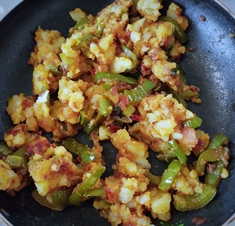 Step 1.1: Add the mashed potatoes and kasuri methi leaves