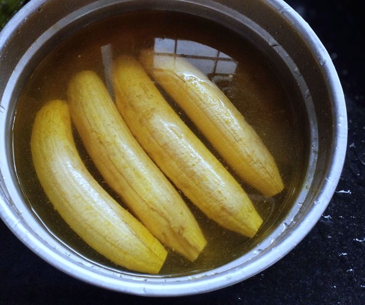 Step 1.1: Mix water with a little turmeric powder and immerse the peeled bananas in it for 10 minutes to prevent darkening