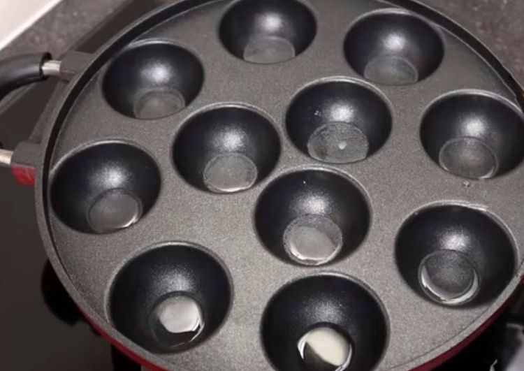 Step 4.1: Add 1/2 tsp oil to each mould