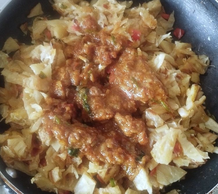 Step 1.1: After that add pepper powder and chicken gravy, and sauté for 5 minutes