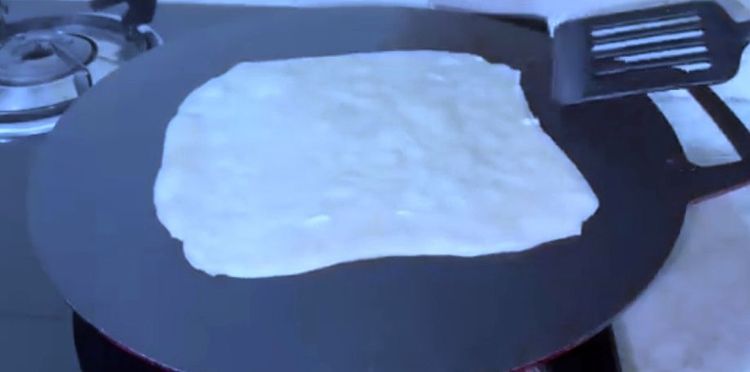 Step 1.1: When small bubbles appear, flip the roti