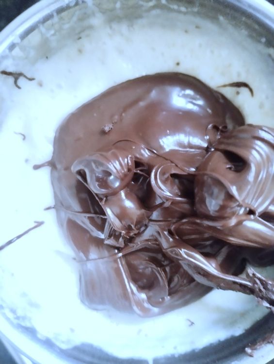 Step 1.1: Add the melted chocolate into the blended banana