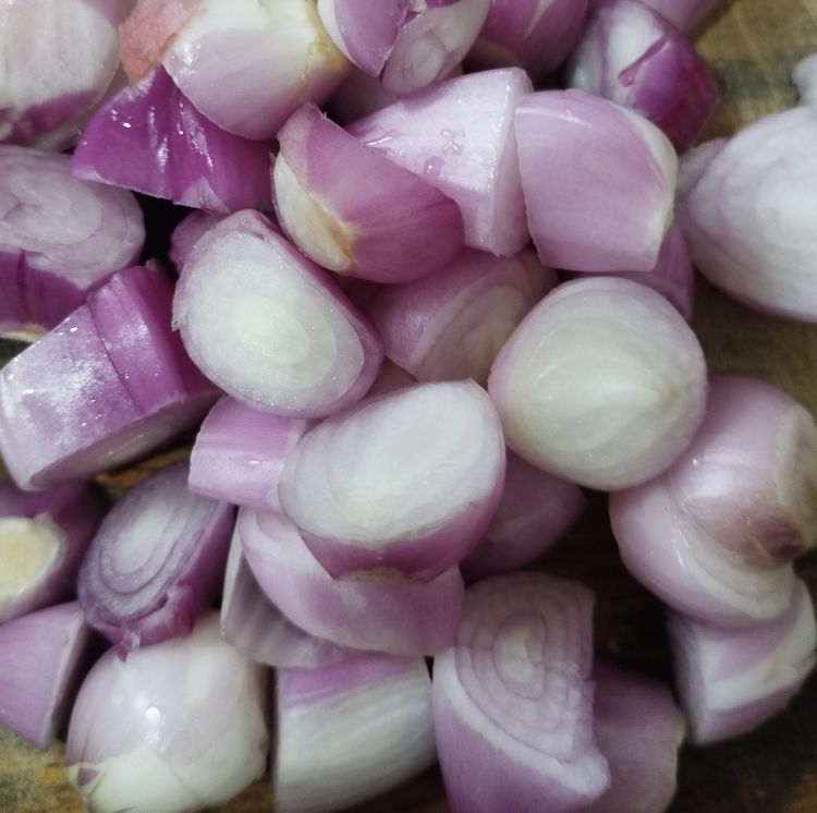 Step 2.1: Peel the remaining shallots and cut them into big pieces