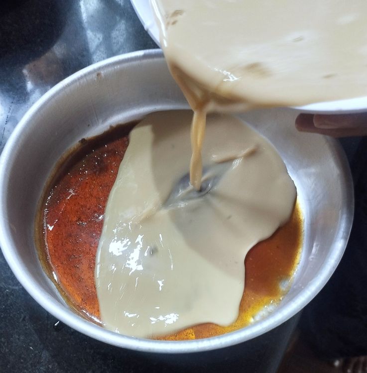 Step 2.1: Pour the pudding mixture into the cake tin with the caramel syrup