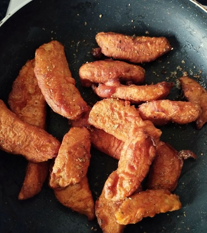 Step 1.1: Add the fried potato wedges to the pan, give them a quick mix, and toss with a little salt and chilli powder