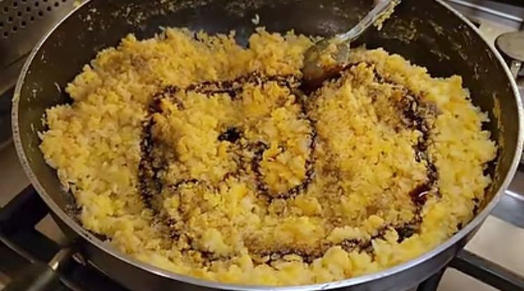 Step 1.1: Once the moisture in the rice is completely removed, add light soya sauce, sweet soya sauce, and pepper powder