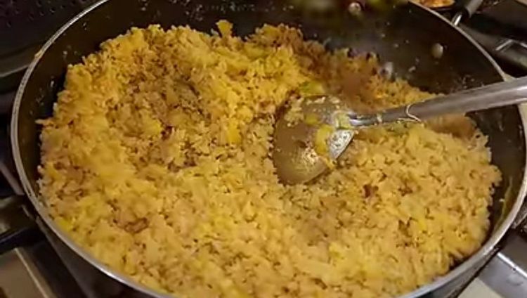 Step 1.2: Once the moisture in the rice is completely removed, add light soya sauce, sweet soya sauce, and pepper powder