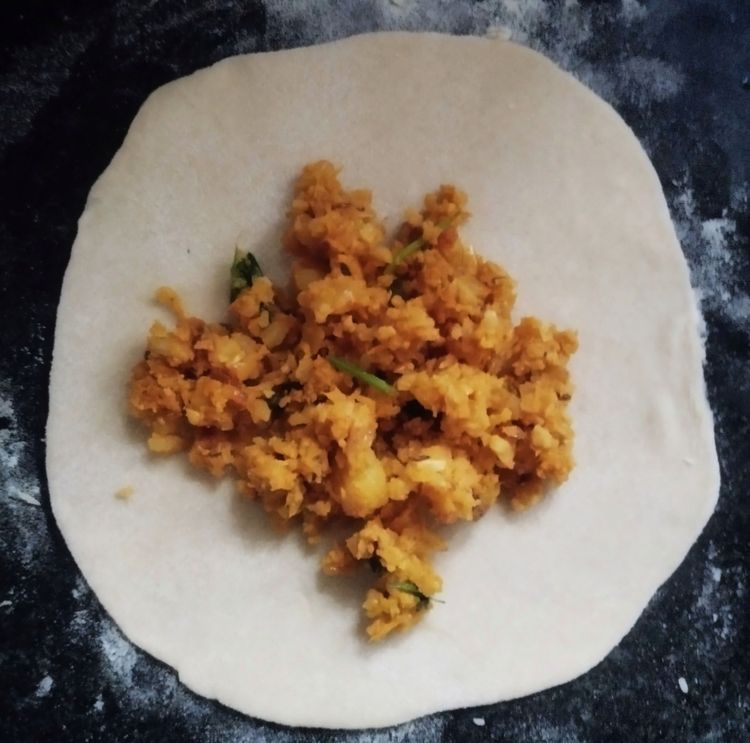 Step 3.1: Place the cauliflower filling in the center of one disc, leaving a little empty space from the sides