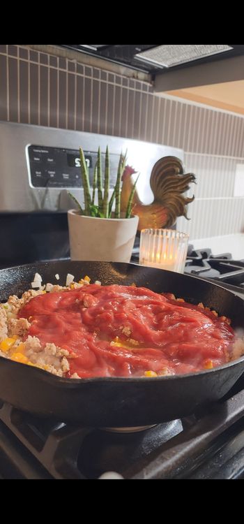 Step 1.1: Pour in marinara sauce