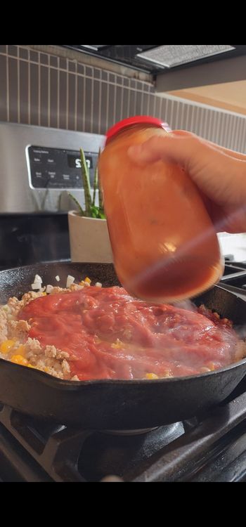 Step 1.2: Pour in marinara sauce