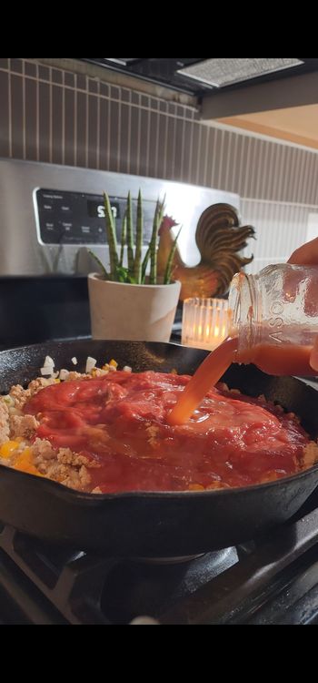 Step 1.3: Pour in marinara sauce