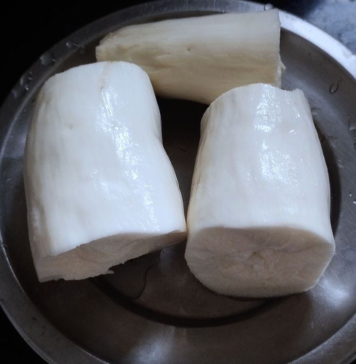 Step 1.1: Peel the tapioca and cut it into cylinder-shaped pieces, about 3 or 4 pieces