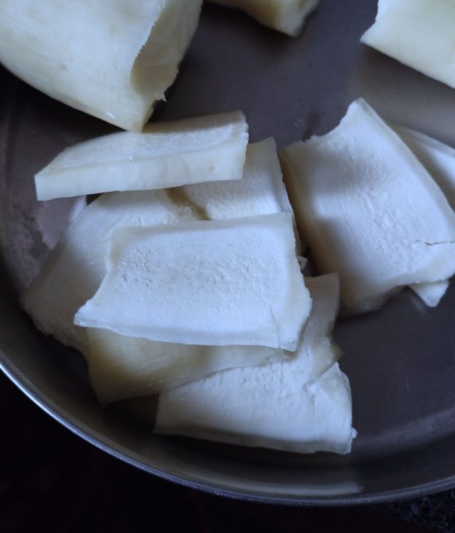 Step 1.1: Cut the boiled tapioca into thick slices, then cut the thick slices into lengthwise strips