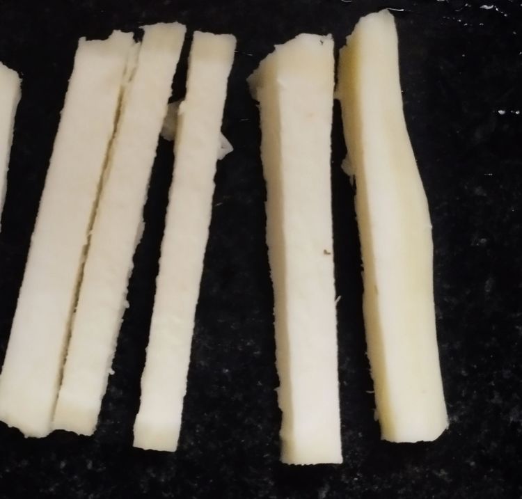 Step 1.2: Cut the boiled tapioca into thick slices, then cut the thick slices into lengthwise strips