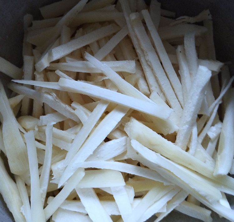 Step 1.3: Cut the boiled tapioca into thick slices, then cut the thick slices into lengthwise strips