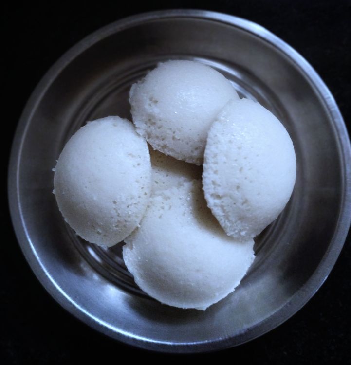 Step 2.1: Cut the idli into 6 pieces