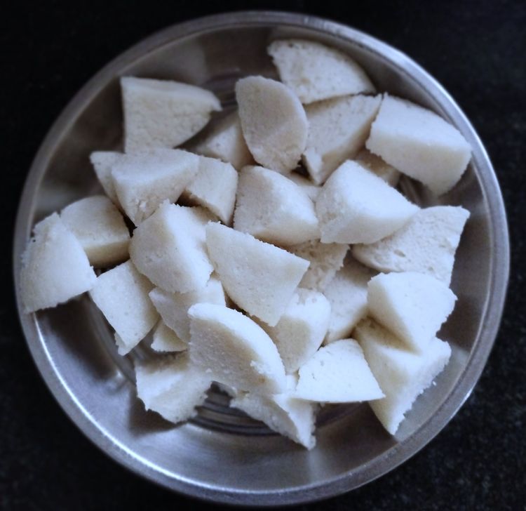 Step 2.2: Cut the idli into 6 pieces