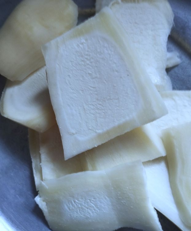 Step 1.1: Cut the boiled tapioca into slices, then cut the slices into thin, lengthwise strips or sticks