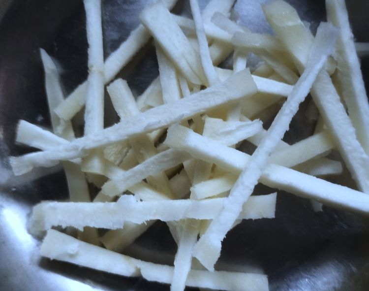 Step 1.2: Cut the boiled tapioca into slices, then cut the slices into thin, lengthwise strips or sticks