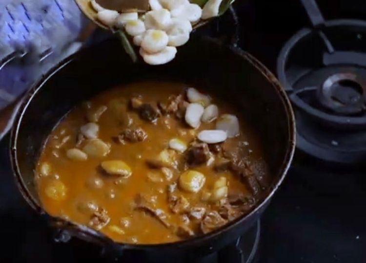 Step 3.1: When the mixture starts bubbling, add the cooked dumplings to the beef curry