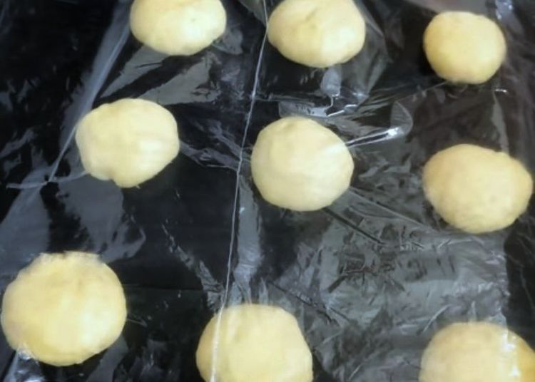 Step 2.1: Cover the balls with plastic wrap and let them rest for 20 minutes